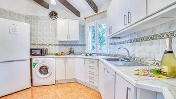 Een koelkast, een microgolfoven, een oven, een vaatwasser