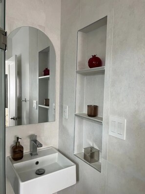 Douche, baignoire à jets, sèche-cheveux, serviettes fournies