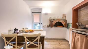 Kühlschrank, Mikrowelle, Herdplatte, Geschirrspüler