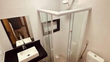 Standaard suite | Badkamer | Een douche, handdoeken, zeep, toiletpapier