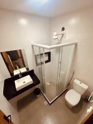 Suite Standar | Kamar mandi | Shower, handuk, sabun, dan tisu toilet