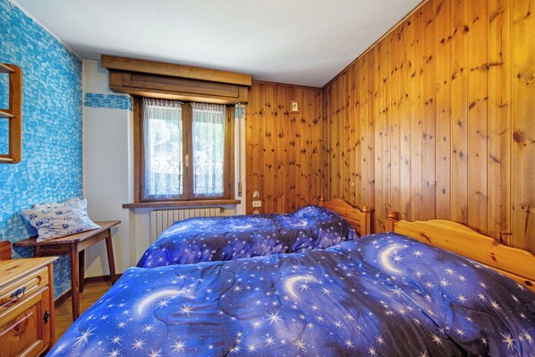 2 bedrooms, bed sheets