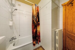 Shower, hair dryer, towels - Apartment 'Appartamento Privato Nelle Dolomiti' with Mountain View and Private Garden (Vodo Cadore)