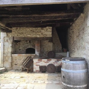 Property grounds - 'Gite Cosy En Pierres Apparentes' House with Private Pool, Private Terrace & Shared Garden (Fossemagne)