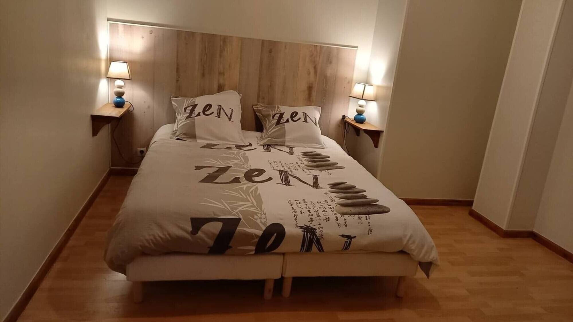 Iron/ironing board, bed sheets