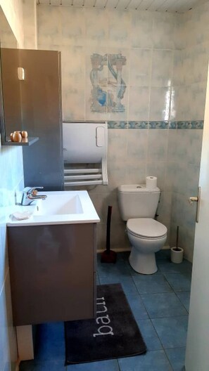 Shower - Charming House 'Gite XL 8 with Private Pool, Terrace near Lascaux Caves (Fossemagne)