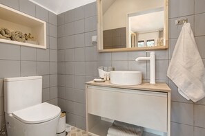Shower, hair dryer, towels - Villa 'Casa Do Loureiro' with Sea View, Wi-Fi and Air Conditioning (Funchal)