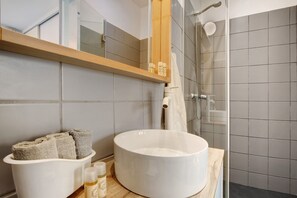 Douche, sèche-cheveux, serviettes fournies