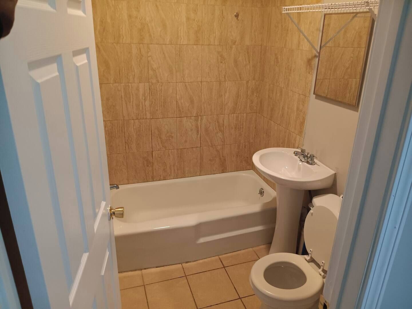 Toallas, jabón, papel de baño 