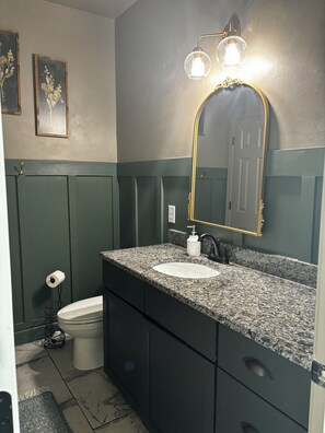 Doccia, asciugacapelli, asciugamani, sapone