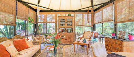 Una televisión, una chimenea