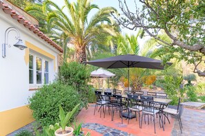 Outdoor dining - Holiday Home 'Selão Da Eira Velha' with Lake View, Shared Pool and Wi-Fi (São Teotónio)
