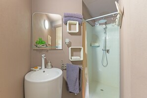 Dusche, Haartrockner, Handtücher