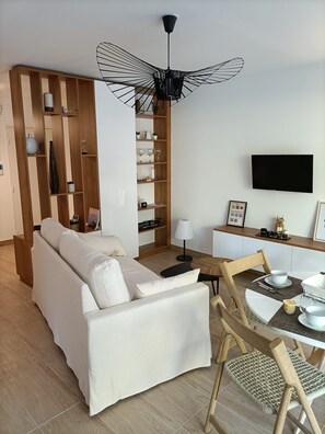 Smart TV, books, stereo