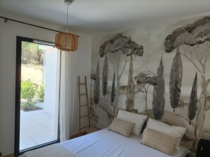 2 chambres, fer et planche à repasser, lit de bébé portatif