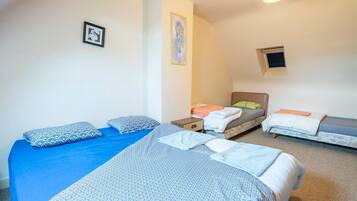 3 bedrooms, iron/ironing board, free WiFi, bed sheets