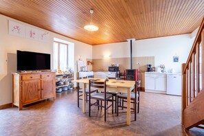 Dining - Gîte Terre Mer des Sables Blancs – Peaceful Retreat with Garden and Dune Views (Plobannalec-Lesconil)