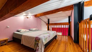 2 bedrooms, iron/ironing board, free WiFi, bed sheets