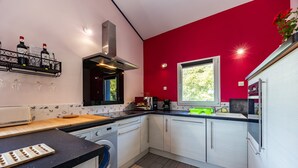Cafetera y tetera, refrigerador, microondas y horno