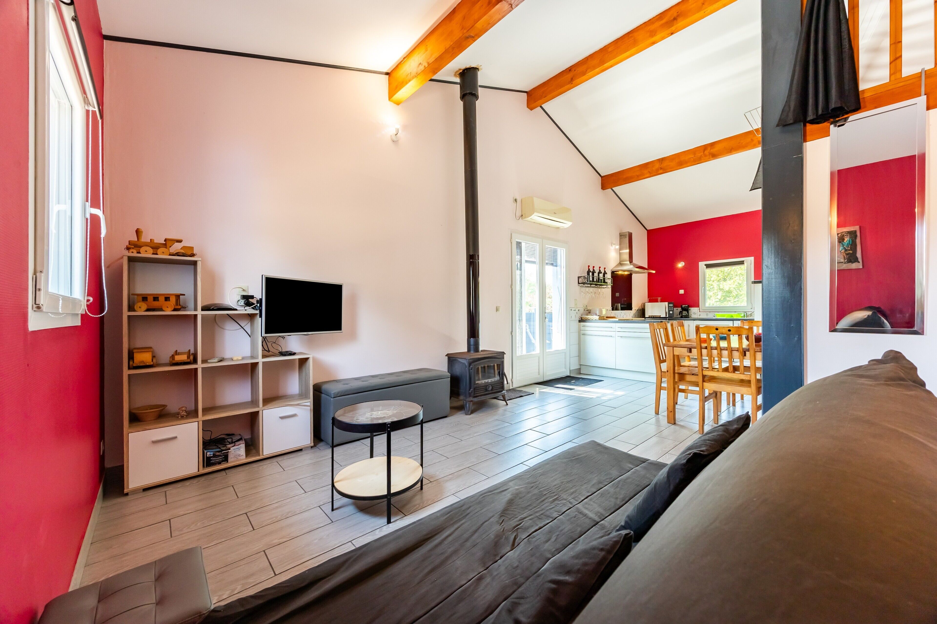 TV, fireplace