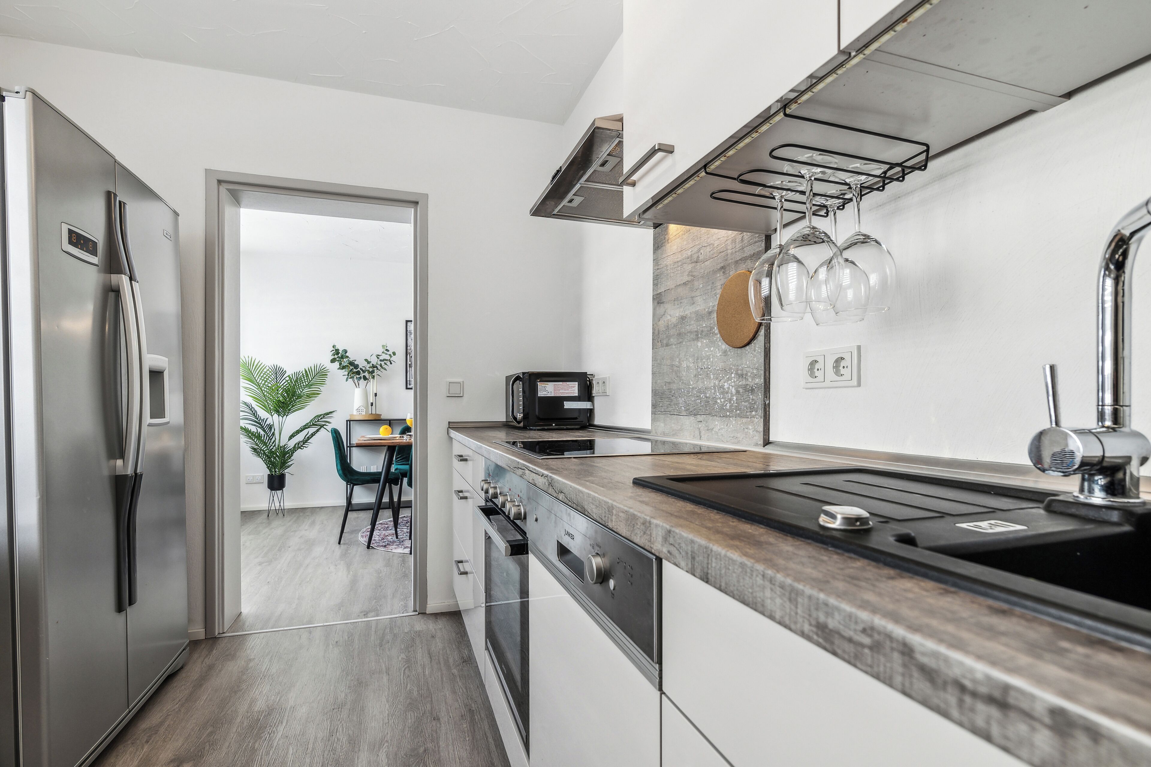 Kühlschrank, Mikrowelle, Ofen, Herdplatte