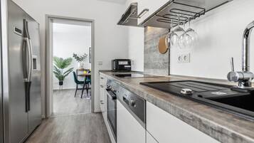 Kühlschrank, Mikrowelle, Ofen, Herdplatte