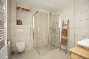 Dusche, Haartrockner, Handtücher