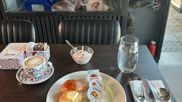 Tägliches inbegriffenes nach Wunsch zubereitetes Frühstück