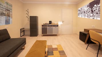 Suite Deluxe, balcón, vista al jardín | Área de sala de estar | Smart TV de 55 pulgadas con canales vía satélite y oficina