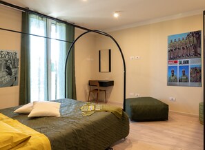 Suite Deluxe, balcón, vistas al jardín | Edredones de plumas, colchones viscoelásticos, minibar