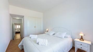 2 slaapkamers, een strijkplank/strijkijzer, gratis wifi, beddengoed