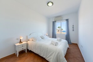 2 slaapkamers, een strijkplank/strijkijzer, gratis wifi, beddengoed