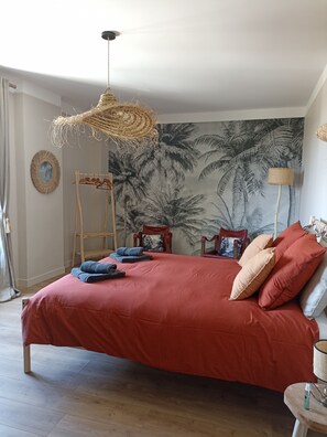 4 soverom, skrivebord, strykejern/-brett og reiseseng for barn