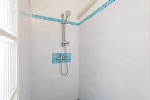 Douche, séchoir à cheveux, serviettes fournies