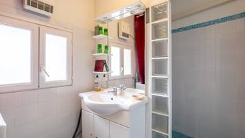 Een douche, een haardroger, handdoeken