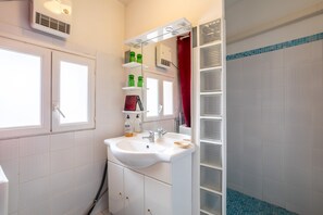 Douche, sèche-cheveux, serviettes fournies