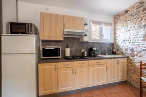 Réfrigérateur, micro-ondes, four, plaque de cuisson