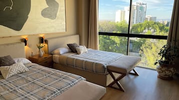 2 室のベッドルーム、デスク、アイロン / アイロン台、WiFi