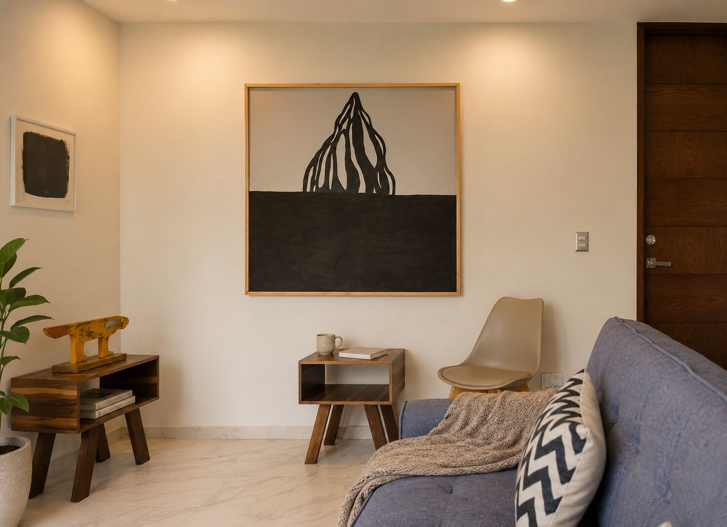 Ein Wohnzimmer mit einer Couch, einem Couchtisch, einem Beistelltisch, einem gerahmten Kunstwerk und einer Holztür.
