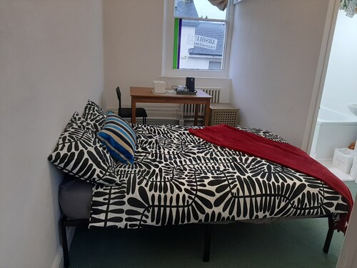Newport 1-Bed Apt, Sleeps 2 near Train Station