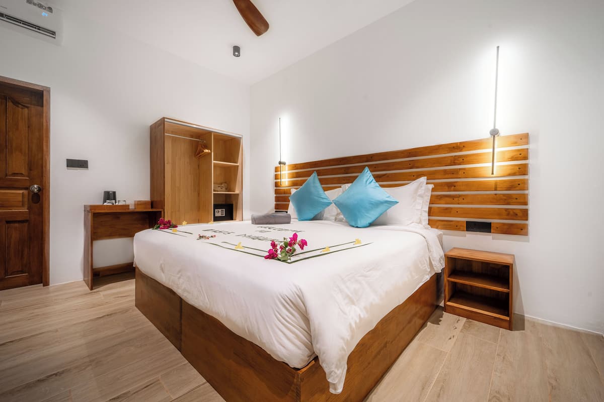 Deluxe kamer, 1 twee- of 2 eenpersoonsbedden | Een kluis op de kamer, een laptopwerkplek, verduisterende gordijnen