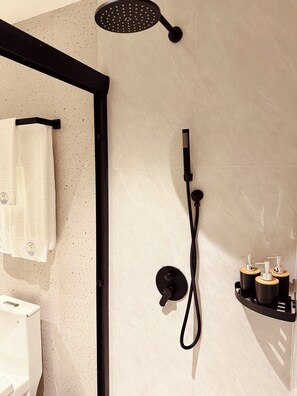 Ducha, artículos de tocador gratuitos, secador de pelo, toallas