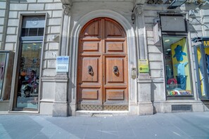 Exterior detail - Roman Vibe (Roma)