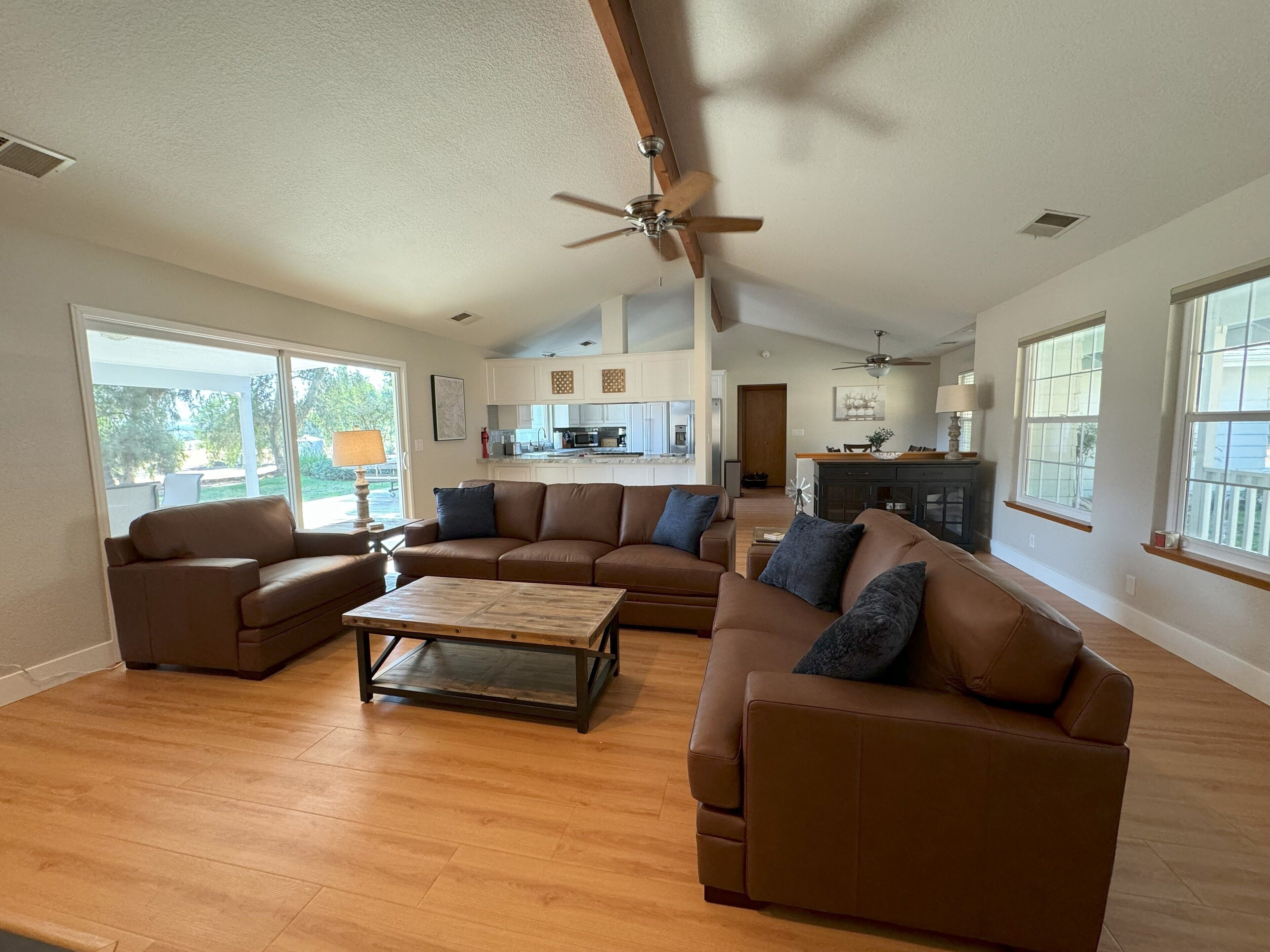 Smart TV, chimenea, tenis de mesa y libros 