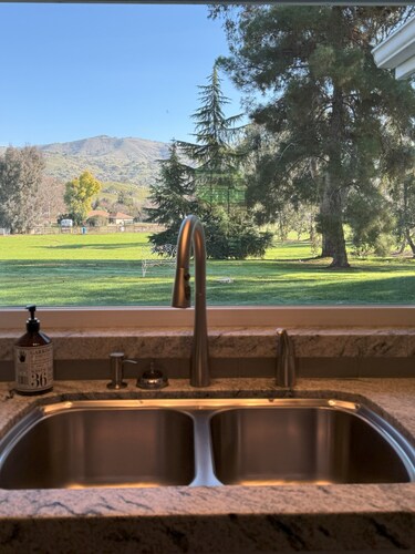 Cozy countryside home on 5 private acres - 30 min. to Sequoia Park entrance
