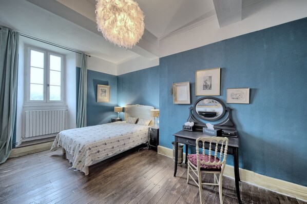 11 bedrooms, iron/ironing board, free WiFi, bed sheets