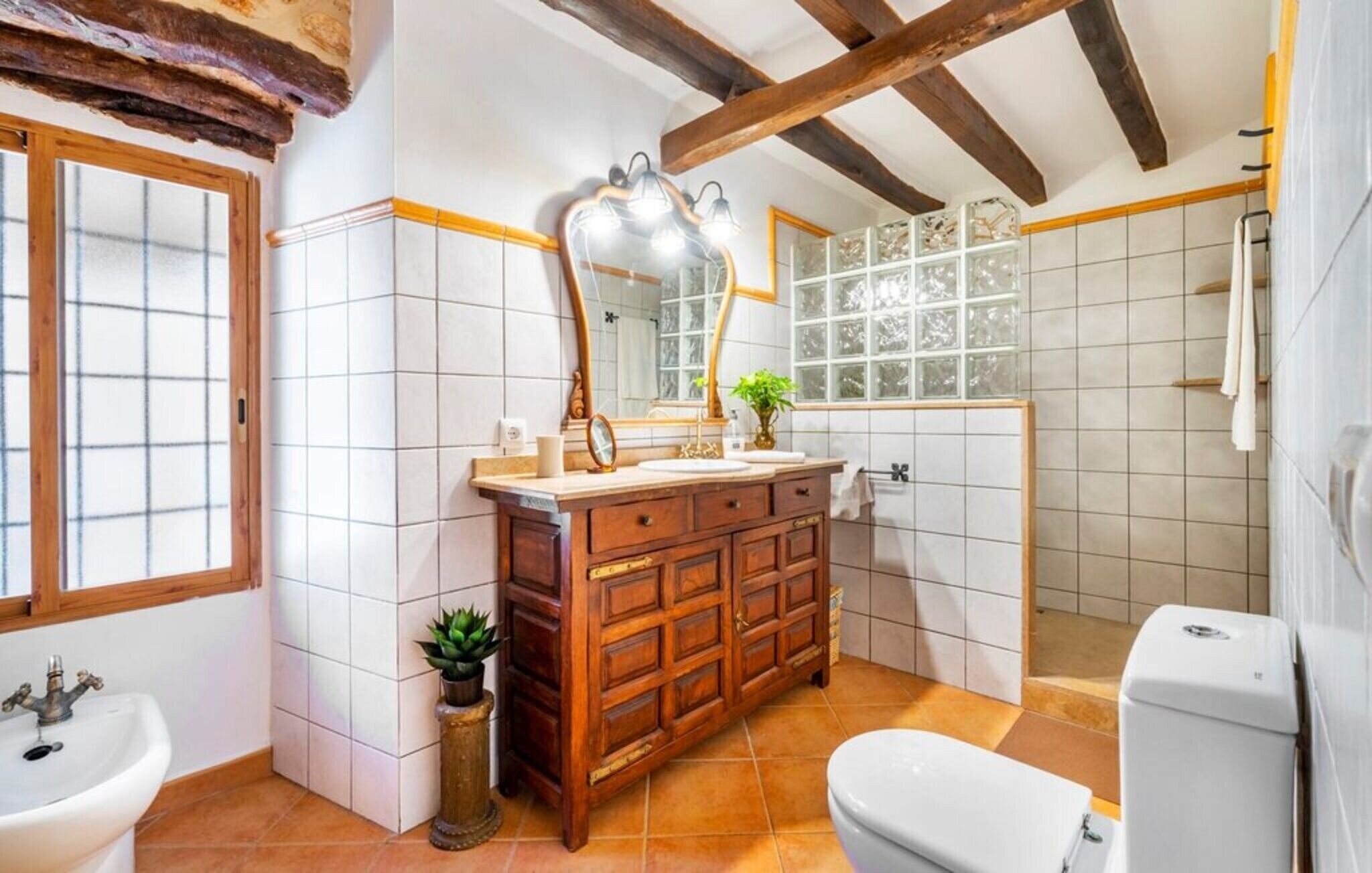 Douche, sèche-cheveux, serviettes fournies
