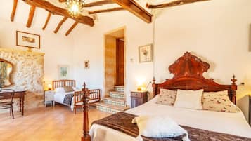 4 bedrooms, iron/ironing board, free WiFi, bed sheets