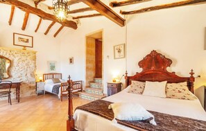 4 slaapkamers, een strijkplank/strijkijzer, gratis wifi, beddengoed