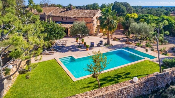 Une villa dotée d’une piscine, d’un espace extérieur aménagé et offrant une vue sur le paysage environnant.